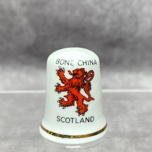 Scottish Bone China Thimble Red Lion Rampant Design & Gold Rim Sewing Collection - Picture 1 of 8